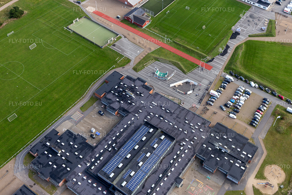 Vue aérienne: École et bibliothèque à le quartier Nordby in Fanø dans le département Syddanmark, Danemark. Photo: IMG_118553.jpg prise le 21/09/2019 par Werner Riehm/FLY-FOTO.eu – Résolution de l'original: 4679 x 3119 px