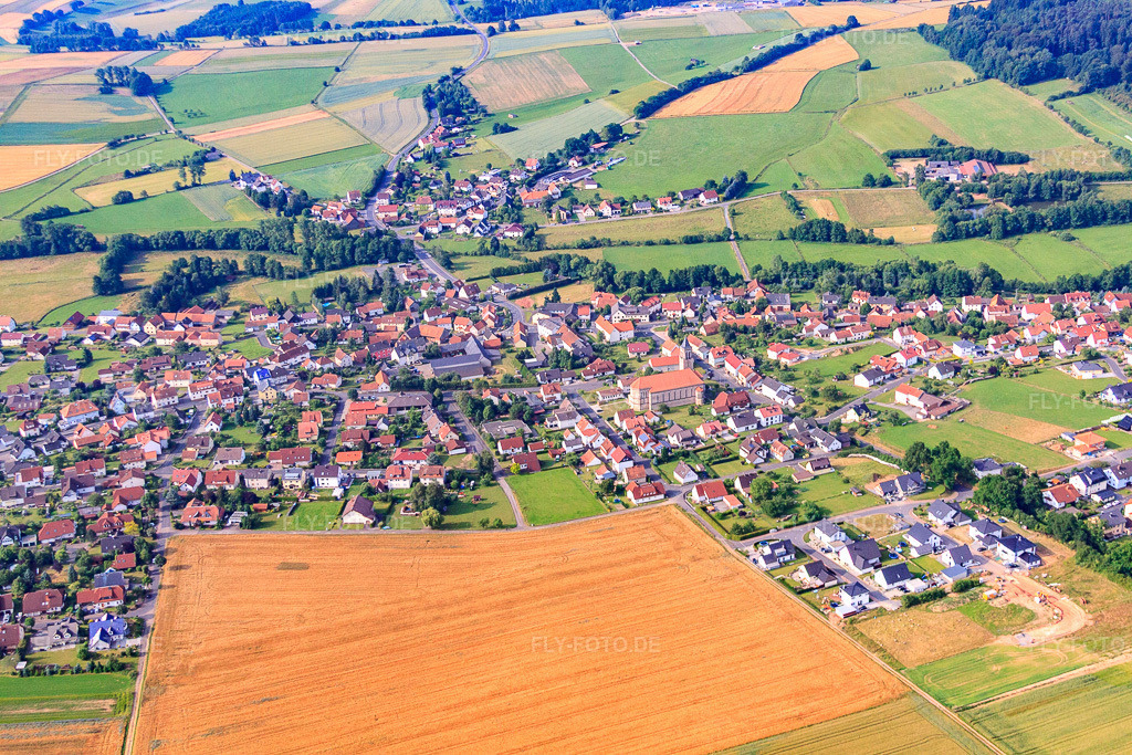 Luftbild: Ortskern mit kathol. Kirche Mariae Himmelfahrt im Ortsteil Rommerz in Neuhof im Bundesland Hessen in Deutschland. Foto: IMG_68918.jpg vom 22.06.2014 durch Werner Riehm/FLY-FOTO.deKatholische Kirche Neuhof-Rommerz