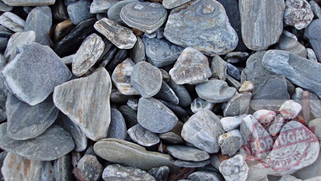 Gray and white pebbles forming a relaxing zen background | Soothing background of gray and white pebbles creating a natural and peaceful zen atmosphere - Realisiert mit Pictrs.com