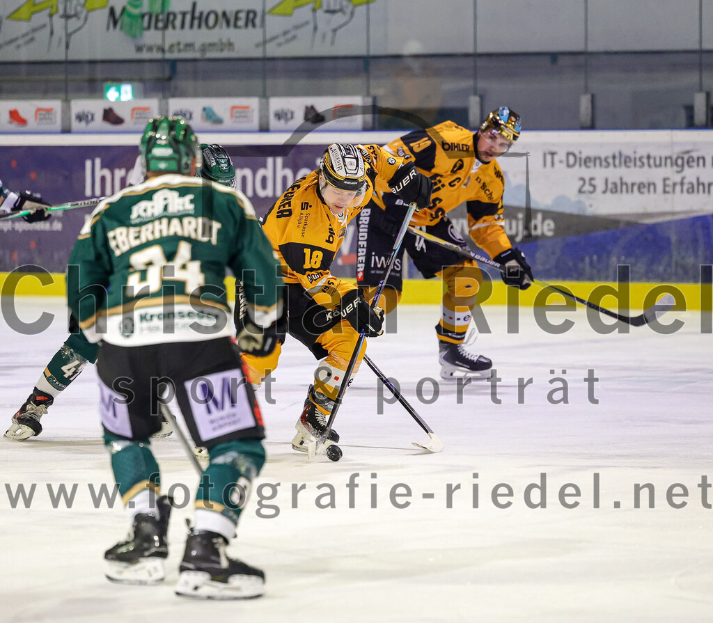 2025-11-02_047_TSV_Erding_gegen_EV_Fuessen | Erding, Deutschland, 02.11.2025:Eishockey, Oberliga Süd 2025 / 2026, 15. Spieltag, TSV Erding gegen EV Füssen, Endergebnis: 2:6Bauer Neudecker (EV Füssen, #18), Julian Straub (EV Füssen, #19)Foto: Christian Riedel / fotografie-riedel.net