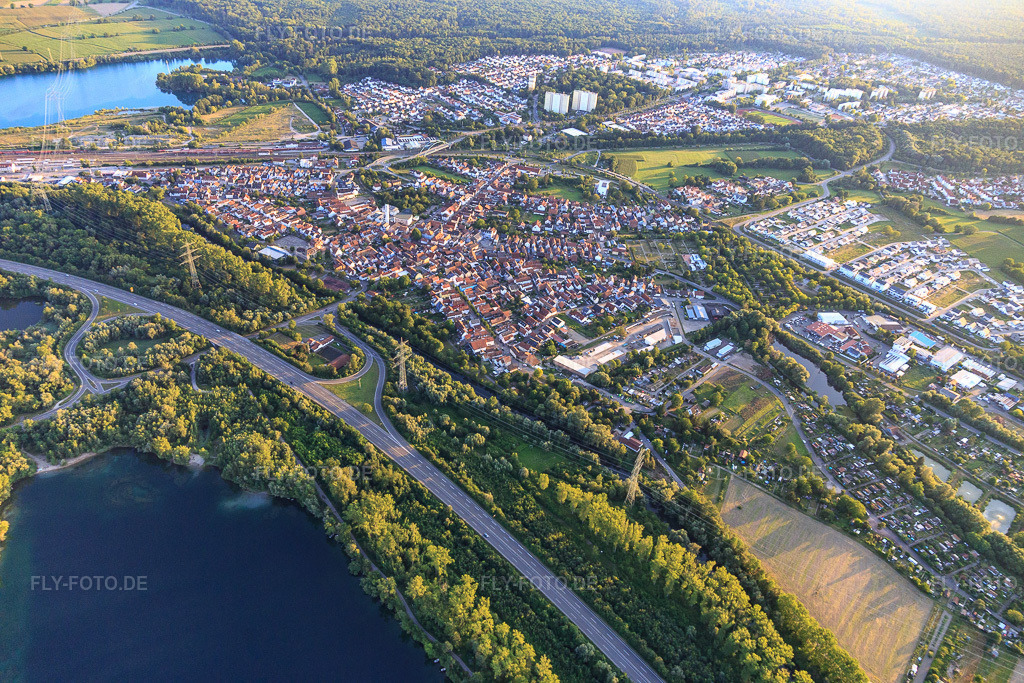 Luftbild: Stadtansicht am Rathjens Baggersee mit B9 Ausfahrt Daimler Tor 1 von Nordosten in Wörth am Rhein im Bundesland Rheinland-Pfalz in Deutschland. Foto: IMG_121055.jpg vom 23.07.2020 durch Werner Riehm/FLY-FOTO.de