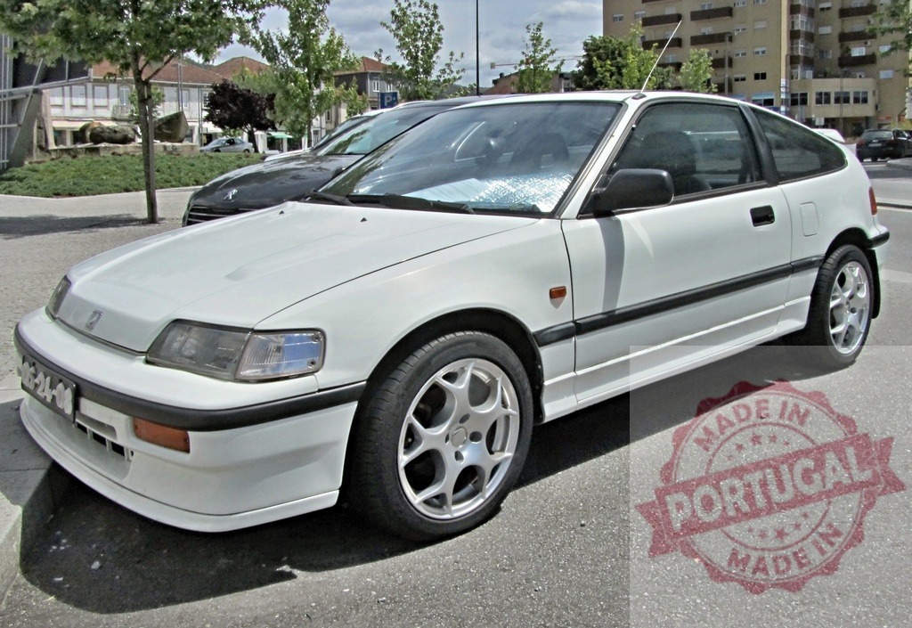 White Honda CRX parked on the street | Sporty white Honda CRX parked on a city street, showcasing its iconic design - Realisiert mit Pictrs.com