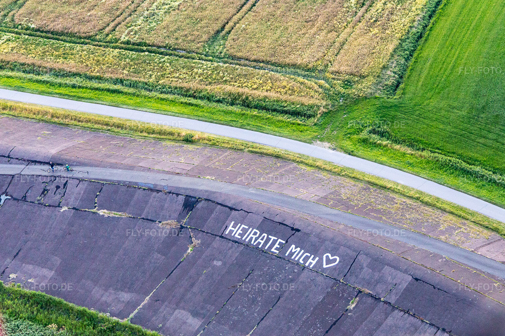 Luftbild: Deichgrafik im Ortsteil Kating in Tönning im Bundesland Schleswig-Holstein in Deutschland. – Foto: IMG_007880.jpg vom 08.07.2020 durch Werner Riehm/FLY-FOTO.de – Auflösung des Originals: 3758 x 2505 px