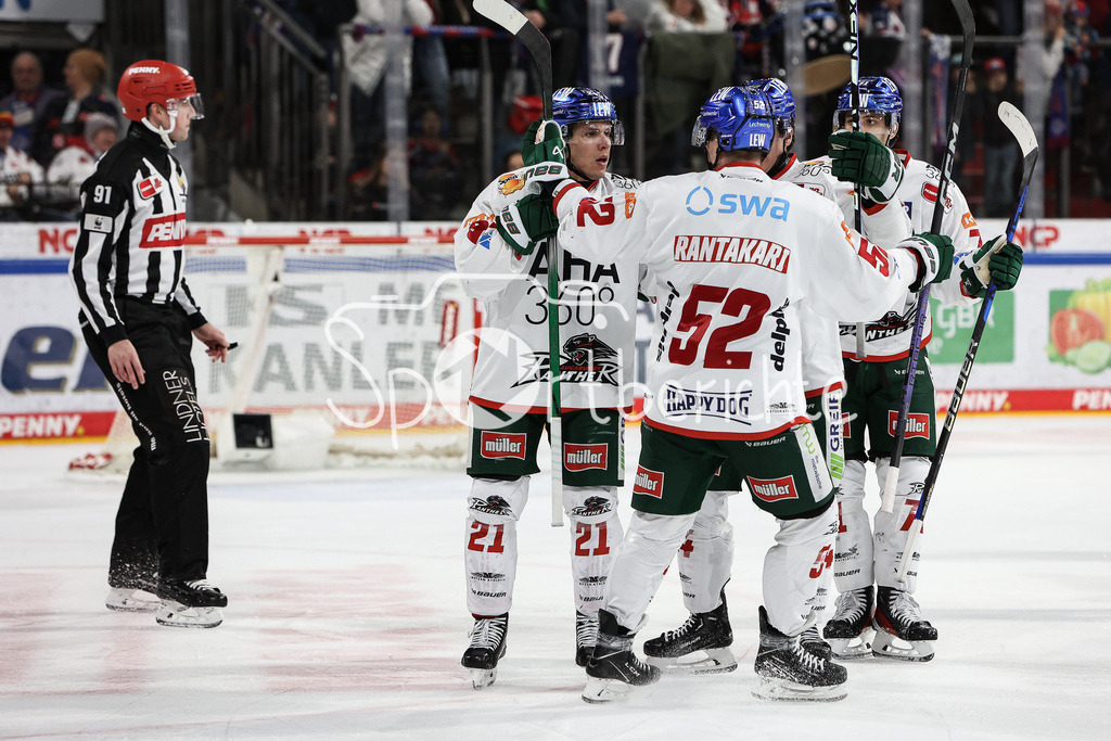Nürnberg Ice Tigers - Augsburger Panther | jubel nach dem Treffer zum 0-1 durch Jere KARIJALAINEN (AEV #21) / Freude / Happy / Tor / Torschuezte
