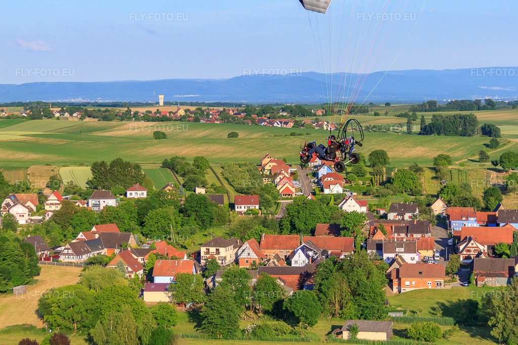 Vue aérienne: Vue de la ville depuis l'ouest à Siegen dans le département Bas Rhin, France – .Photo: IMG_66658.jpg prise le 05/06/2014 par Werner Riehm/FLY-FOTO.eu – Résolution de l'original: 4752 x 3168 px