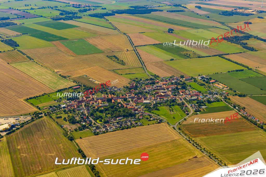 Klassische Luftaufnahme ohne Drohne zeigt:Heeren bei Stendal - Die Luftbildaufnahme wurde 2025 vom UL-Flugzeug heraus erstellt ( keine Drohnenaufnahme ) - Hochauflösende Luftaufnahme -Nicht vergleichbar mit Google Maps oder Satelittenbilder- Die Geschenkidee !Mit Lizenz und Bildrechte bestellbar