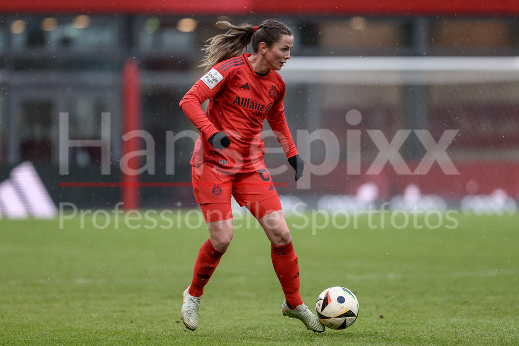 Fussball, Google Pixel Frauen-Bundesliga, FC Bayern München - SV Werder Bremen | v.li.: Tuva Hansen (FC Bayern München, 6) am Ball, Freisteller, Einzelbild, Ganzkörper, Aktion, Action, Spielszene, DIE DFB-RICHTLINIEN UNTERSAGEN JEGLICHE NUTZUNG VON FOTOS ALS SEQUENZBILDER UND/ODER VIDEOÄHNLICHE FOTOSTRECKEN. DFB REGULATIONS PROHIBIT ANY USE OF PHOTOGRAPHS AS IMAGE SEQUENCES AND/OR QUASI-VIDEO.