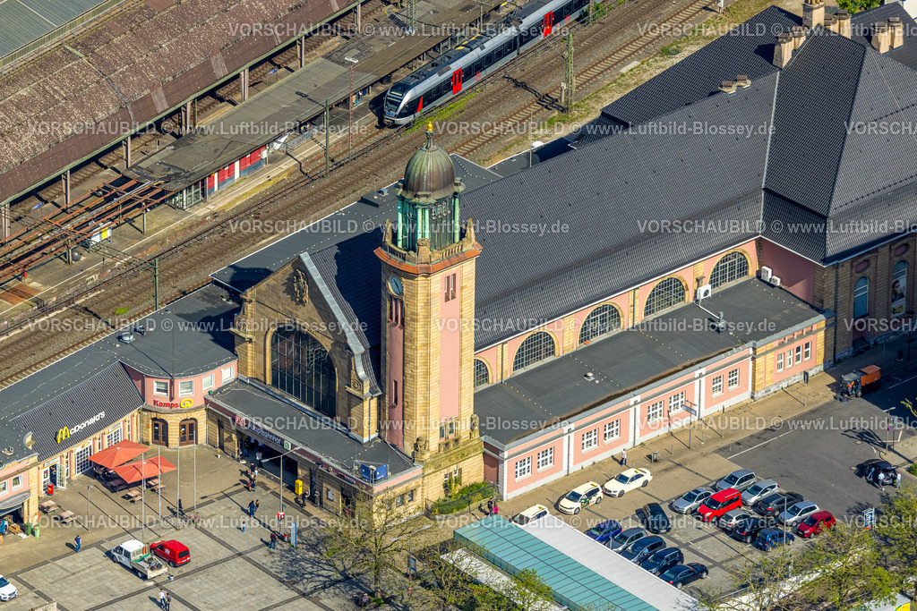 Hagen240504002 | Luftbild, Hagen Hbf Hauptbahnhof Gebäude mit Bahnhofsvorplatz Berliner Platz, Deutsche Bahn AG, Mittelstadt, Hagen, Ruhrgebiet, Nordrhein-Westfalen, Deutschland