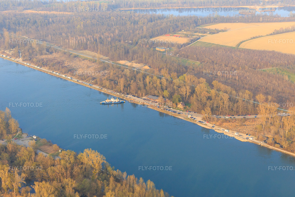 Luftbild: Rhein mit Fähre nach Leimersheim im Ortsteil Leopoldshafen in Eggenstein-Leopoldshafen im Bundesland Baden-Württemberg in Deutschland. Foto: IMG_113241.jpg vom 23.03.2019 durch Werner Riehm/FLY-FOTO.de