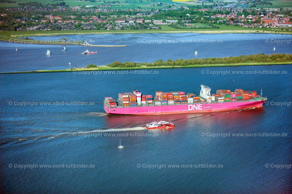 Halunder_Jet_Elbfähren_Containerschiff_ELS_8346140522 | GLüCKSTADT 14.05.2022 Fährschiff " Halunder Jet " auf der Elbe in Glückstadt im Bundesland Schleswig-Holstein, Deutschland. // Ferry ship " Halunder Jet " on the Elbe in Glueckstadt in the state Schleswig-Holstein, Germany. Foto: Martin Elsen