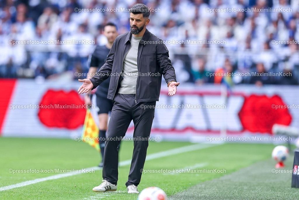 S0417052601006 | 17.05.2026, Fußball, FC Schalke 04 - Eintracht Braunschweig, 34. Spieltag, 2. Fußball Bundesliga, Veltins-Arena Gelsenkirchen, Saison 2025 2026: Cheftrainer Miron Muslic (Schalke04) gestikulierend am Spielfeldrand   DFB regulations prohibit any use of photographs as image sequences and or quasi-video.