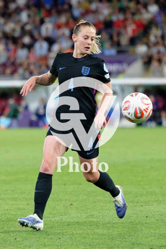 England v Italy - UEFA Women's EURO 2025 Semi-Final | GENEVA, SWITZERLAND - JULY 22:  Keira Walsh of England controls the ball  during the UEFA Women's EURO 2025 Semi-Final match between England and Italy at Stade de Geneve on July 22, 2025 in Geneva, Switzerland. (Photo by Giuseppe Velletri/Sports Press Photo/Getty Images)