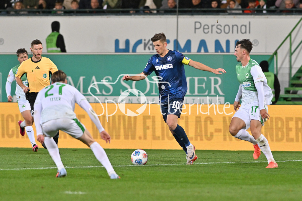 SpVgg Greuther Fürth - Karlsruher SC | FUERTH, GERMANY - OCTOBER 24: Marvin WANITZEK (Karlsruher SC 10) against Noah KOENIG (Konig, König, SpVgg Greuther Fuerth 17) during the 2. bundesliga match between SpVgg Greuther Fuerth vs. Karlsruher SC on matchday 10 at Sportpark Ronhof Thomas Sommer on October 24, 2025 in Fuerth, Germany / DFL REGULATIONS PROHIBIT ANY USE OF PHOTOGRAPHS AS IMAGE SEQUENCES AND/OR QUASI-VIDEO