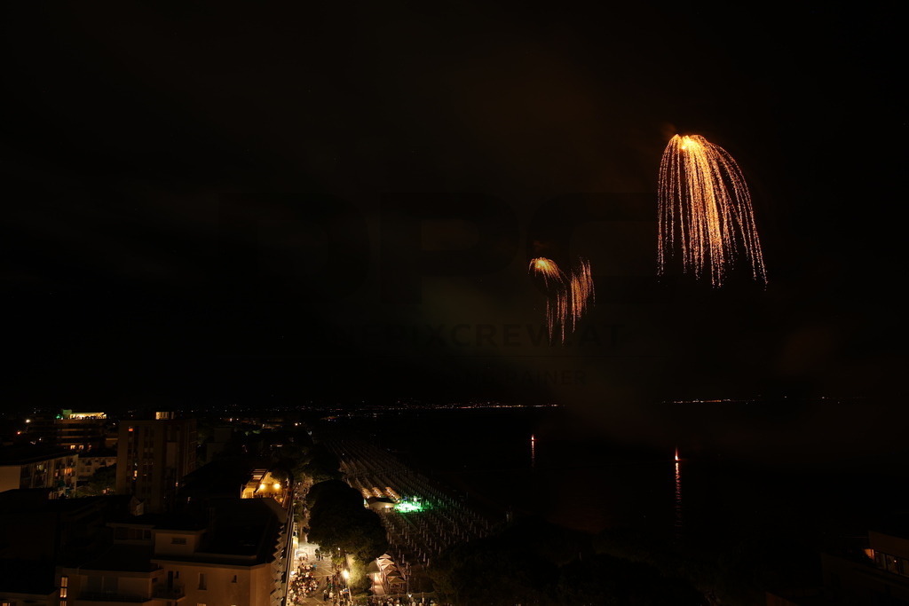 Ferragosto Fireworks in Grado, Italy | GRADO, ITALY, 15.AUG.26 - FIREWORKS - Ferragosto fireworks over the Adriatic Sea in Grado, Italy. Colorful fireworks light up the night sky above the beach, coastline and waterfront during the traditional summer celebration. - Realisiert mit Pictrs.com
