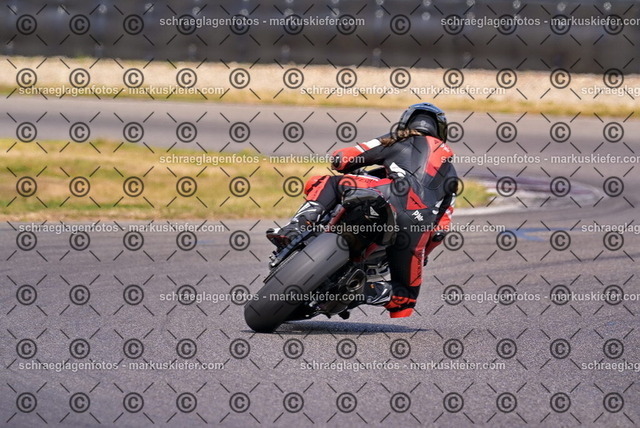 26bt05-1747 | markuskiefer.com - Realisiert mit Pictrs.com