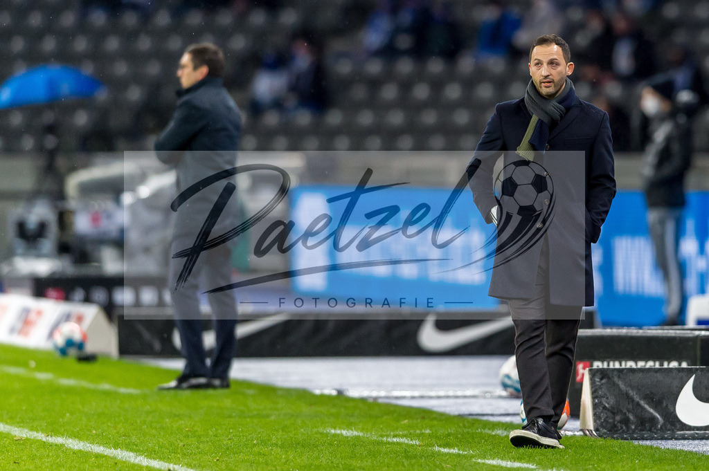 BSCRBL20220220_163 | Fussball, Herren: Trainer Domenico Tedesco (RB Leipzig) schaut bei dem Spiel der 1. Bundesliga zwischen Hertha BSC und RB Leipzig im Olypiastadion am 20.02.2022 in Berlin, Deutschland.DFB / DFL REGULATIONS PROHIBIT ANY USE OF PHOTOGRAPHS AS IMAGE SEQUENCES AND/OR QUASI-VIDEO. - Realisiert mit Pictrs.com