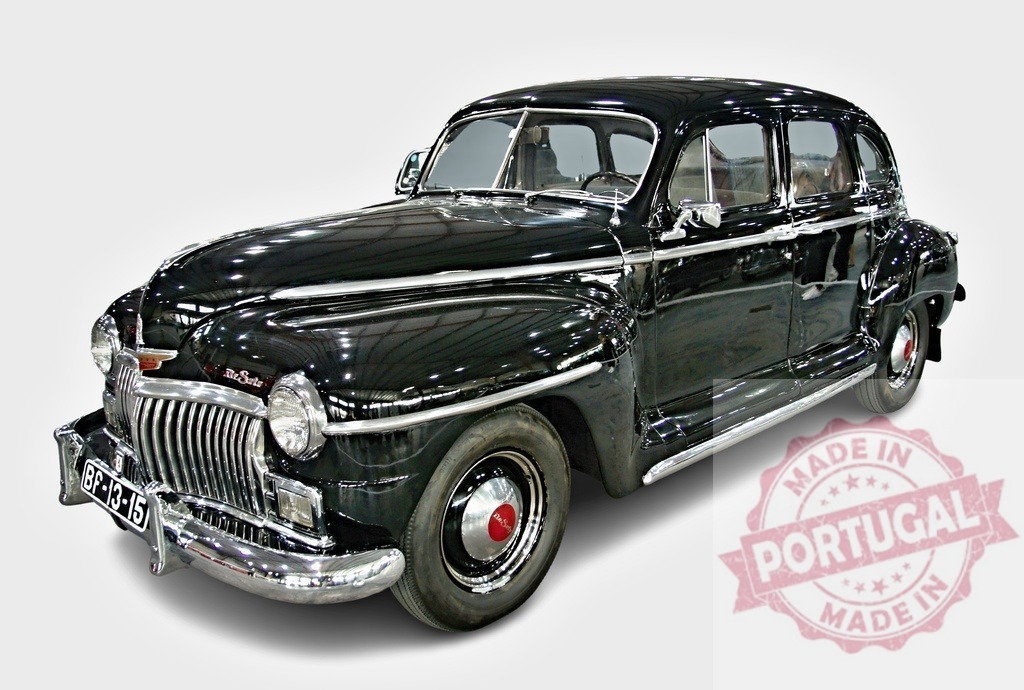 Shiny black DeSoto Custom DeLuxe posing in a studio | Classic american four-door sedan DeSoto Custom DeLuxe from 1946 posing in a studio - Realized with Pictrs.com