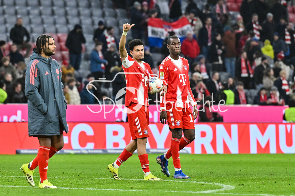 FC Bayern München - TSG 1899 Hoffenheim | MUNICH, GERMANY - 08. FEBRUARY: im Bild Luis DIAZ (FC Bayern Munich 14) - der den Spielball unter dem Arm hat und Nicolas JACKSON (FC Bayern Munich 11) während dem Bundesligamatch zwischen dem FC Bayern München und der TSG 1899 Hoffenheim am 21. Spieltag in der Allianz Arena / DFL REGULATIONS PROHIBIT ANY USE OF PHOTOGRAPHS AS IMAGE SEQUENCES AND/OR QUASI-VIDEO