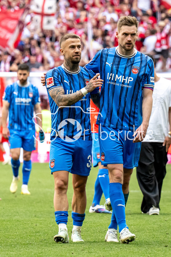 FC Bayern München - 1. FC Heidenheim | MUNICH, GERMANY - 02. MAI: das Team der Gäste bedankt sich bei den mitgereisten Fans nach dem Bundesligamatch zwischen dem FC Bayern München und dem 1. FC Heidenheim am 32. Spieltag in der Allianz Arena / DFL REGULATIONS PROHIBIT ANY USE OF PHOTOGRAPHS AS IMAGE SEQUENCES AND/OR QUASI-VIDEO /  Niklas DORSCH (1. FC Heidenheim 30) und Patrick MAINKA (1. FC Heidenheim 6)