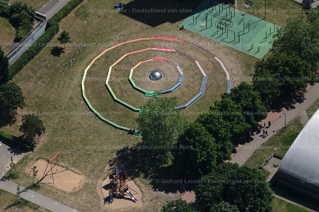 4029587 | BREMEN 01.06.2020 Parkanlage und Spielplatz mit Sandflächen an der Kaiserslauterner Straße im Ortsteil Tenever in Bremen, Deutschland. // Park with playground with sandy areas on Kaiserslauterner Strasse in the district Tenever in Bremen, Germany. Foto: Gerhard Launer