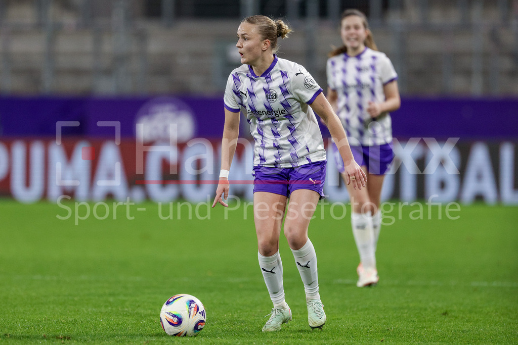 Fussball, Google Pixel Frauen-Bundesliga, SGS Essen - SV Werder Bremen | Paula Flach (SGS Essen, 5) am Ball, Einzelbild, Ganzkörper, Aktion, Action, Spielszene, DIE DFB-RICHTLINIEN UNTERSAGEN JEGLICHE NUTZUNG VON FOTOS ALS SEQUENZBILDER UND/ODER VIDEOÄHNLICHE FOTOSTRECKEN. DFB REGULATIONS PROHIBIT ANY USE OF PHOTOGRAPHS AS IMAGE SEQUENCES AND/OR QUASI-VIDEO.