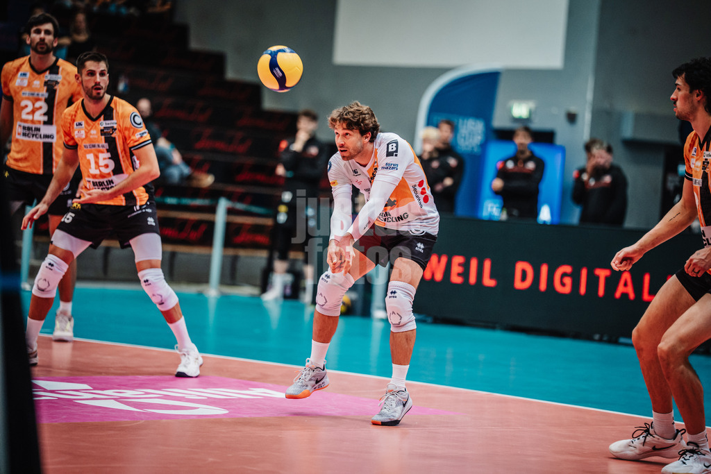 Volleyball | Herren | Saison 2025/2026 | Volleyball Ligacup | Finale | SVG Lüneburg vs. Berlin Recycling Volleys | 12.10.2024 | Kyle Dagostino (#24, BERLIN RECYCLING Volleys) nimmt den Ball an