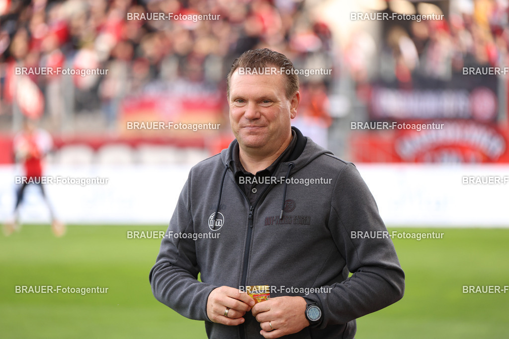 Rot-Weiss Essen - Viktoria Köln - 3.Liga | Essen, Deutschland, 18.10.2025 Uwe Koschinat (Rot-Weiss Essen) schaut während des 3.Liga Spiels zwischen Rot-Weiss Essen- Viktoria Köln im Stadion an der Hafenstraße am 01.08.2025 in Essen. (Foto von Timo Bluhmki-Schmidt/ Brauer Fotoagentur