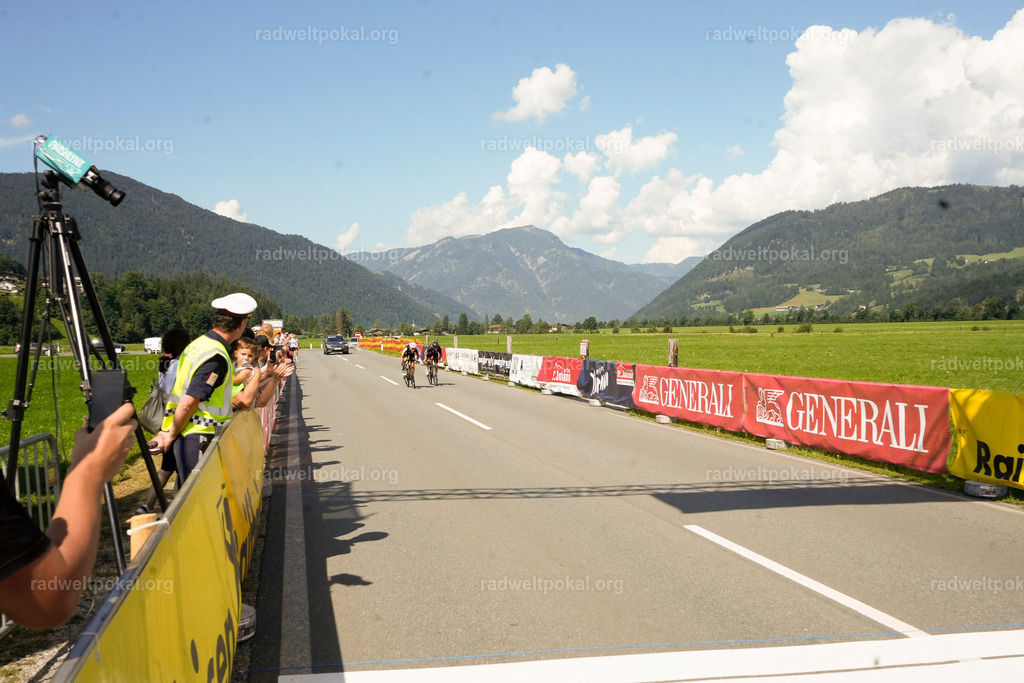 829_20230817_Bewerb_Maenner_Muehlanger | AUT - OESTERREICH, 2023-08-16: SPORT RENNRAD-FAHREN - 55. INTERNATIONALER RADWELTPOKAL IN ST. JOHANN IN TIROL  - Vintage-Radrennen mit WM-Bronze-Medaillen-Siegerin Christina Schweinberger, den Teilnehmer und Alexander Baumann (vom Orginastions-Team) - TAG 2 BEWERB MAENNER IN SECHS GRUPPEN  ; Foto: Roland Muehlanger