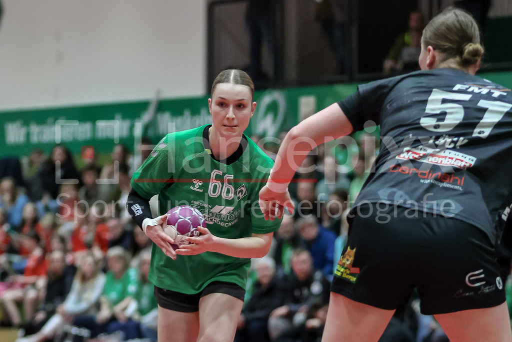 Handball, 2. Bundesliga Frauen, SV Werder Bremen - HL Buchholz 08-Rosengarten | v.li.: Luise Albert (SV Werder Bremen, 66) am Ball, Spielszene, Aktion, Action