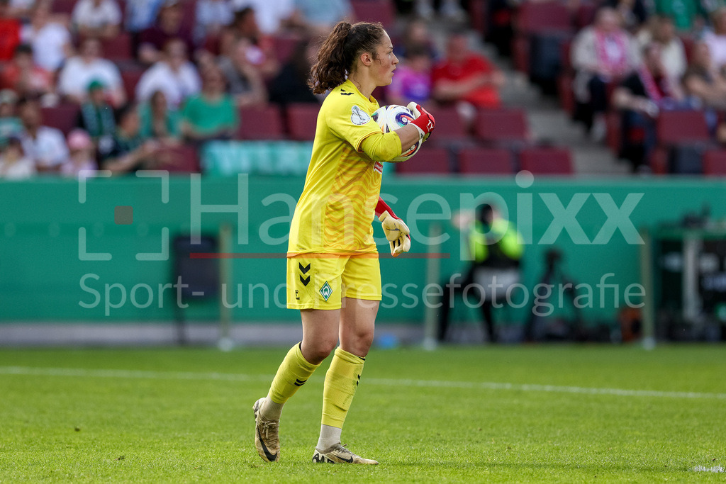 Fussball, DFB-Pokal Finale Frauen, FC Bayern München - SV Werder Bremen | Livia Peng (Torhüterin, Torwart, SV Werder Bremen, 1) am Ball, Freisteller, Einzelbild, Ganzkörper, Aktion, Action, Spielszene, DIE DFB-RICHTLINIEN UNTERSAGEN JEGLICHE NUTZUNG VON FOTOS ALS SEQUENZBILDER UND/ODER VIDEOÄHNLICHE FOTOSTRECKEN. DFB REGULATIONS PROHIBIT ANY USE OF PHOTOGRAPHS AS IMAGE SEQUENCES AND/OR QUASI-VIDEO.