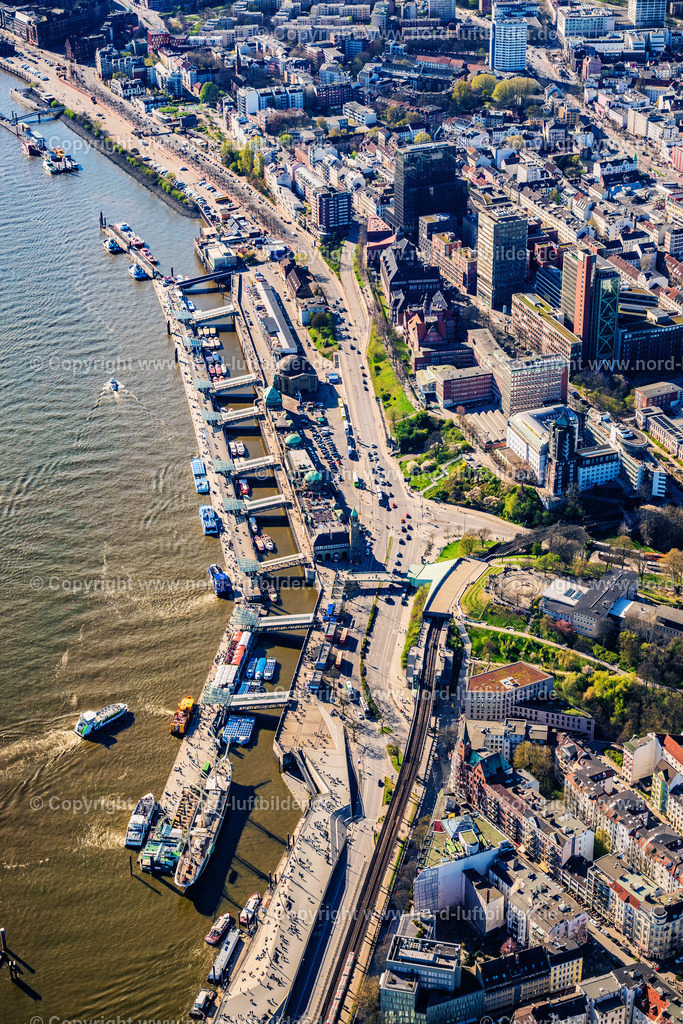Hamburg_Landungsbrücken_ELS_4355060425 | HAMBURG 06.04.2025 Hafenanlagen und Landungsbrücken in St.Pauli am Ufer des Fluß- Verlaufes der der Elbe in Hamburg, Deutschland. // Port facilities in St.Pauli on the banks of the river course of the of the River Elbe in Hamburg, Germany. Foto: Martin Elsen