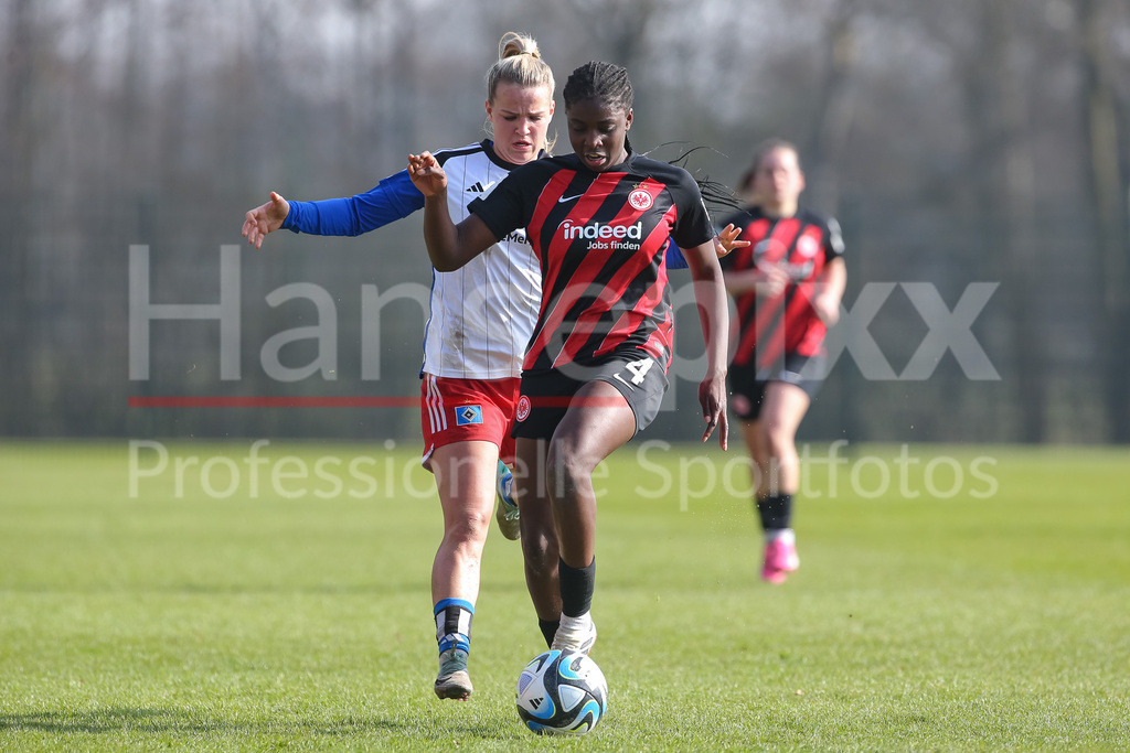 Fussball, 2. Frauen-Bundesliga, Hamburger SV - Eintracht Frankfurt II | v.li.: Amelie Woelki (Hamburger SV, 27) und Emily Wallrabenstein (Eintracht Frankfurt II, 4) im Zweikampf, Duell, Dynamik, Aktion, Action, Spielszene, DIE DFB-RICHTLINIEN UNTERSAGEN JEGLICHE NUTZUNG VON FOTOS ALS SEQUENZBILDER UND/ODER VIDEOÄHNLICHE FOTOSTRECKEN. DFB REGULATIONS PROHIBIT ANY USE OF PHOTOGRAPHS AS IMAGE SEQUENCES AND/OR QUASI-VIDEO.