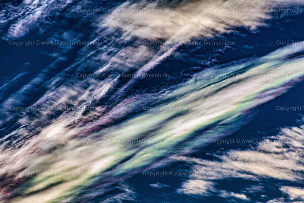 PHF_4347mod_Irisierung_90x60_3hd | FOTOGRAFIE. Himmlische Farben - Irisierung. __ Schillernde Farben an mittelhohen Wolken. Die " Altocumulus "- Wolken wurden an einem späten September -Tag von der Nachmittagssonne angestrahlt und durch den physikalischen Effekt der Irisierung zum leuchten gebracht.Eine gute Erklärung dieses Lichtphänomens gibt die ( nicht-kommerzielle ) Webseite METEOROS unter den kombinierten Suchworten " Iriserende Wolken ". - Realisiert mit Pictrs.com