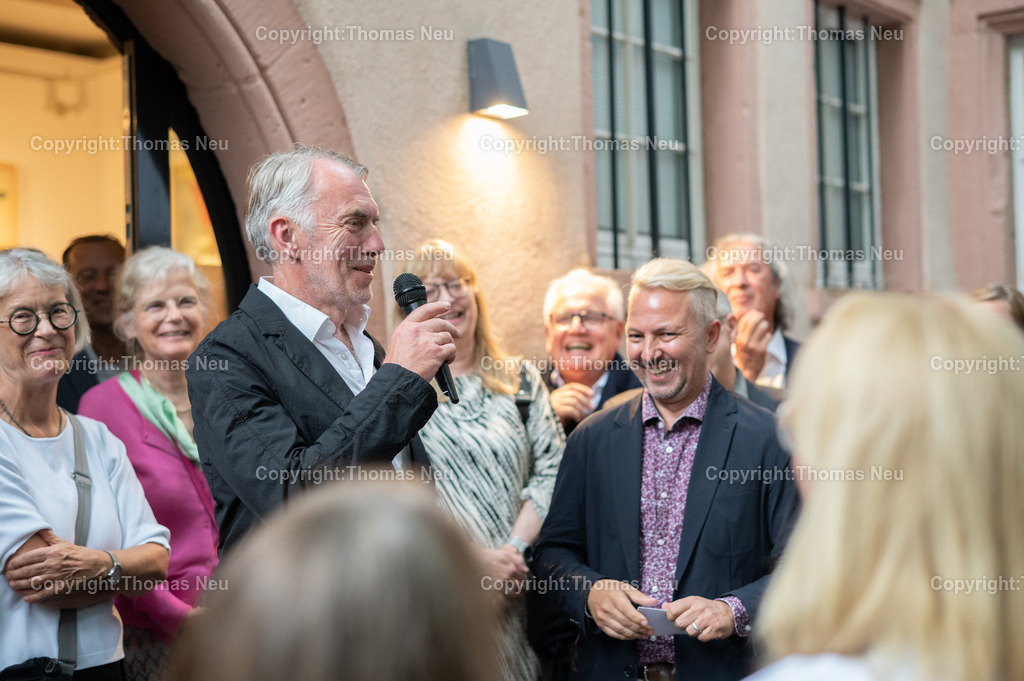 Neo-rauch-Ausstellung-museum-bensheim-art-2024063_Fotografie_Thomas_Neu | 6.7.2024, bbe, Museum Bensheim, Ausstellung Neo Rauch "im Papiergrund", hier im Dialog mit Museumsleiter Dr. Jan Christoph Breitwieser,, Bild: Thomas Neu