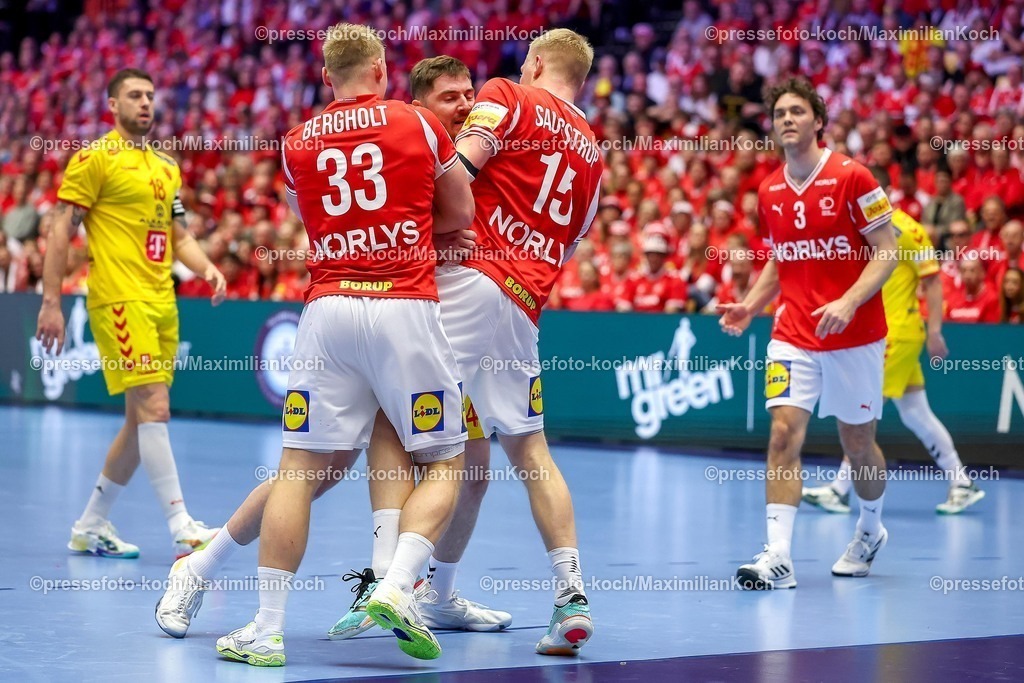 EHF16012602020 | 16.01.2026, Handball, Men's EHF EURO 2026, Dänemark - Nordmazedonien, Jyske Bank Boxen in Herning, Dänemark, Preliminary Round:  Emil Siersbaek Bergholt (Denmark #33) und  Magnus Saugstrup Jensen (Denmark #15) verteidigen am Kreis effektiv 