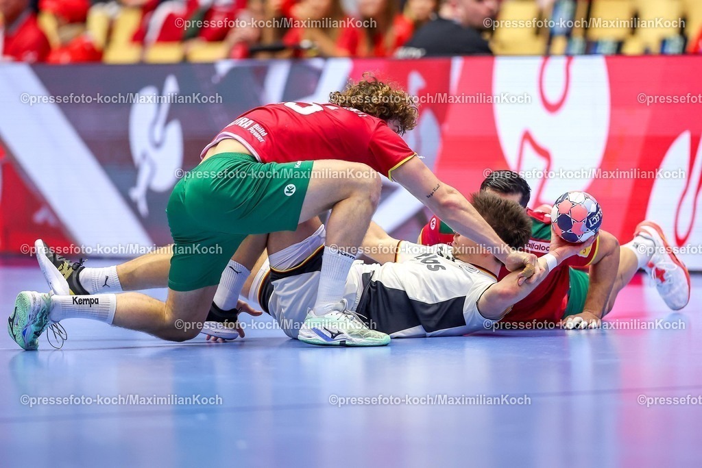 EHF22012601145 | 22.01.2026, Handball, Men's EHF EURO 2026, Deutschland - Portugal, Jyske Bank Boxen in Herning, Dänemark, Main Round:  Renars Uscins (Germany #23) im Zweikampf gegen   Gabriel Oliveira Cavalcanti (Portugal #95)  Rocha Nogueira (Portugal #13)