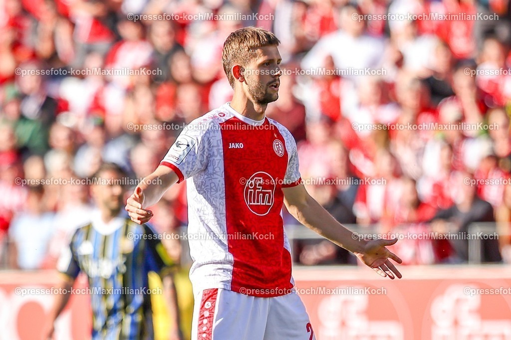 xKWIx26042601047 | 2026.04.26, xkwix, Fußball, 3.Liga, Rot-Weiss Essen - 1. FC Saarbrücken, Stadion an der Hafenstraße, 35.Spieltag, Saison 2025 / 2026: Torben Müsel (Rot-Weiss Essen #26) kann es nicht fassen DFB regulations prohibit any use of photographs as image sequences and or quasi-video. Photo: xKamilxWilkowskixPressefotoKochx
