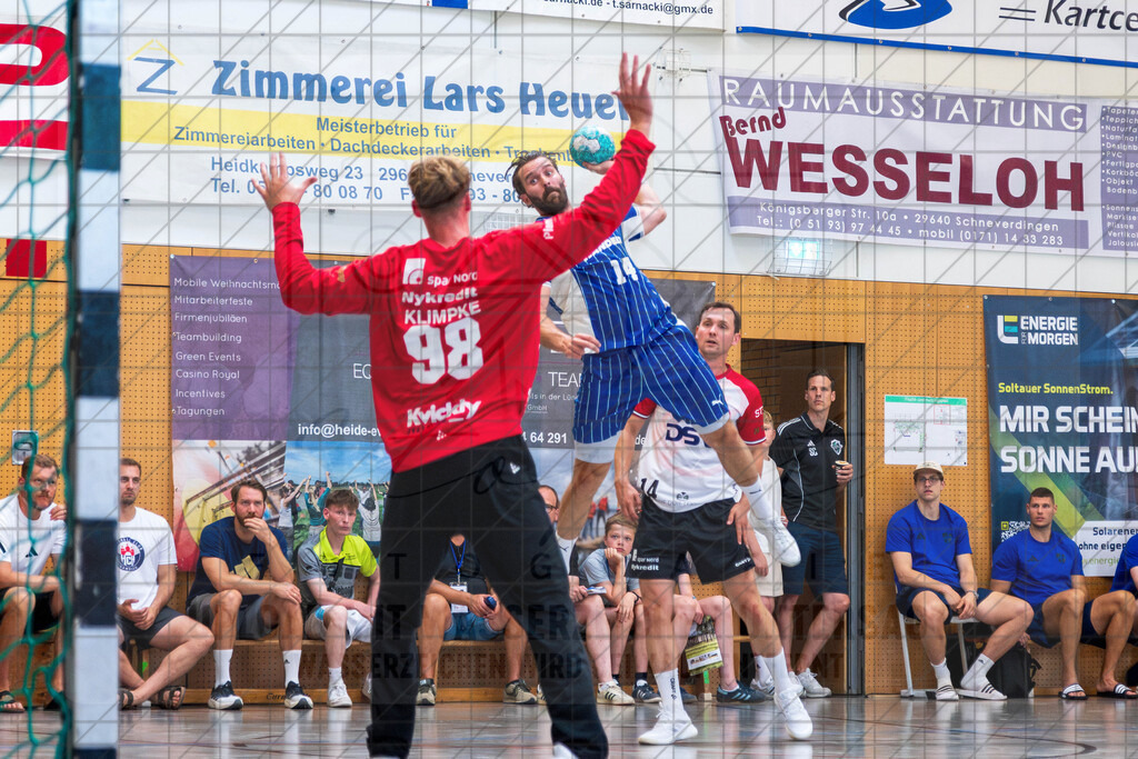 IHC 2026 - VfL Gummersbach vs. HØJ Elite | Teitur Einarsson (VfL Gummersbach #14), Till Klimpke (HØJ Elite #98); IHC 2026 - VfL Gummersbach vs. HØJ Elite am 08.08.26 in Sporthalle KGS, Schneverdingen - Realisiert mit Pictrs.com