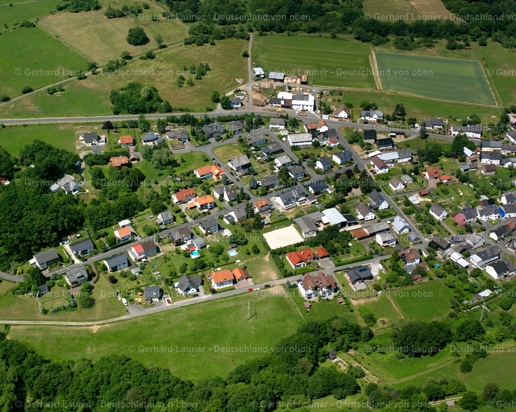 2610705 | GUNTERSDORF 09.06.2006 Von Wald und Forstgebieten umgebener Ortskern der Straßen und Häuser und Wohngebiete in Guntersdorf im Bundesland Hessen, Deutschland // Surrounded by forest and forest areas center of the streets and houses and residential areas in Guntersdorf in the state Hesse, Germany Foto: Gerhard Launer