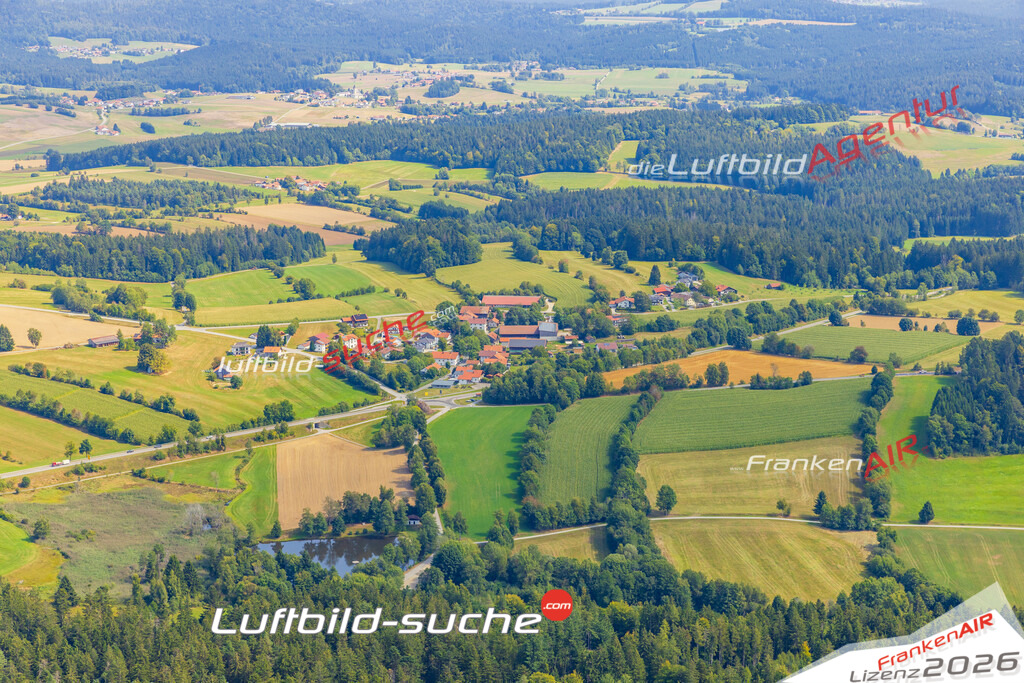 Klassische Luftaufnahme ohne Drohne zeigt:Haslach bei Hohenau - Die Luftbildaufnahme wurde 2025 vom UL-Flugzeug heraus erstellt ( keine Drohne ) - Hochauflösende Luftaufnahme -Nicht vergleichbar mit Google Maps oder Satelittenbilder- Die Geschenkidee !Mit Lizenz und Bildrechte bestellbar