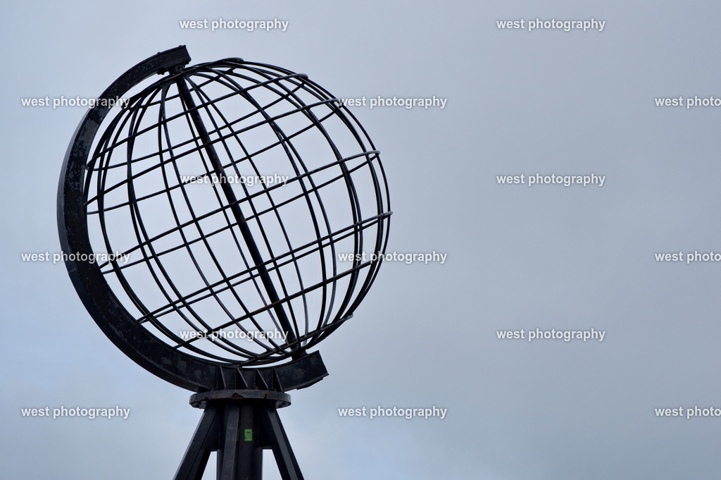 Globe at North Cape 1 - 2018 NOR | west photography - Realisiert mit Pictrs.com