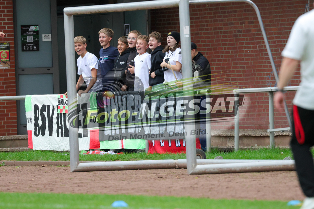 Bünder SV - VfL Holsen | Auf dem Bild zu sehen: rot Bünder SV: Anhänger ``BSV Boys´´ Bünder SV, VfL Holsen, Saison 26/27, Kreisliga A, Bünde, Deutschland - Realisiert mit Pictrs.com