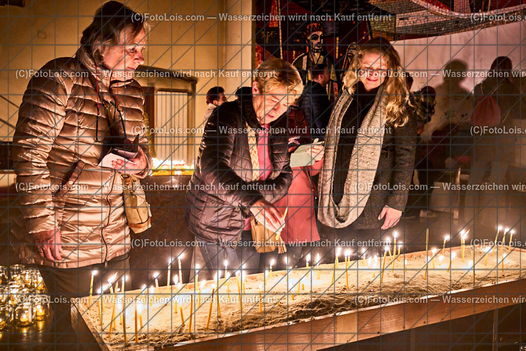 ALP8701_Nacht der tausend Lichter_Gedenkkerzen | (C)FotoLois.com, Alois Spandl. 'Nacht der 1000 Lichter' in der Pfarrkirche Wieselburg, Do 31. Oktober 2024.