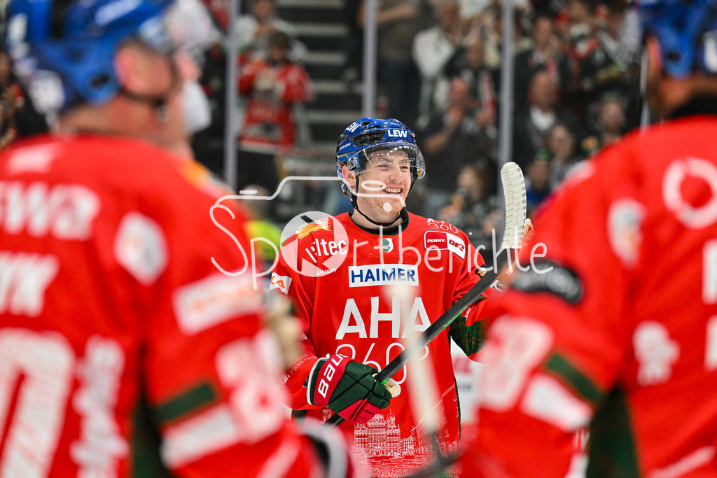 Augsburger Panther - Iserlohn Roosters | Die Augsburger Panther feiern zusammen mit ihren Fans den Heimsieg gegen Iserlohn / Penny DEL: Augsburger Panther - Iserlohn Roosters; Curt Frenzel Stadion am 21.09.2025 / im Bild Kyle MAYHEW (Augsburger Panther 27)