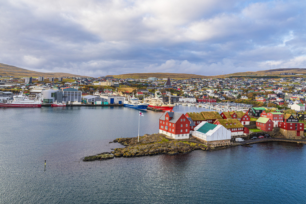 Blick auf die Stadt Tórshavn auf den Färöer Inseln | Blick auf die Stadt Tórshavn auf den Färöer Inseln.