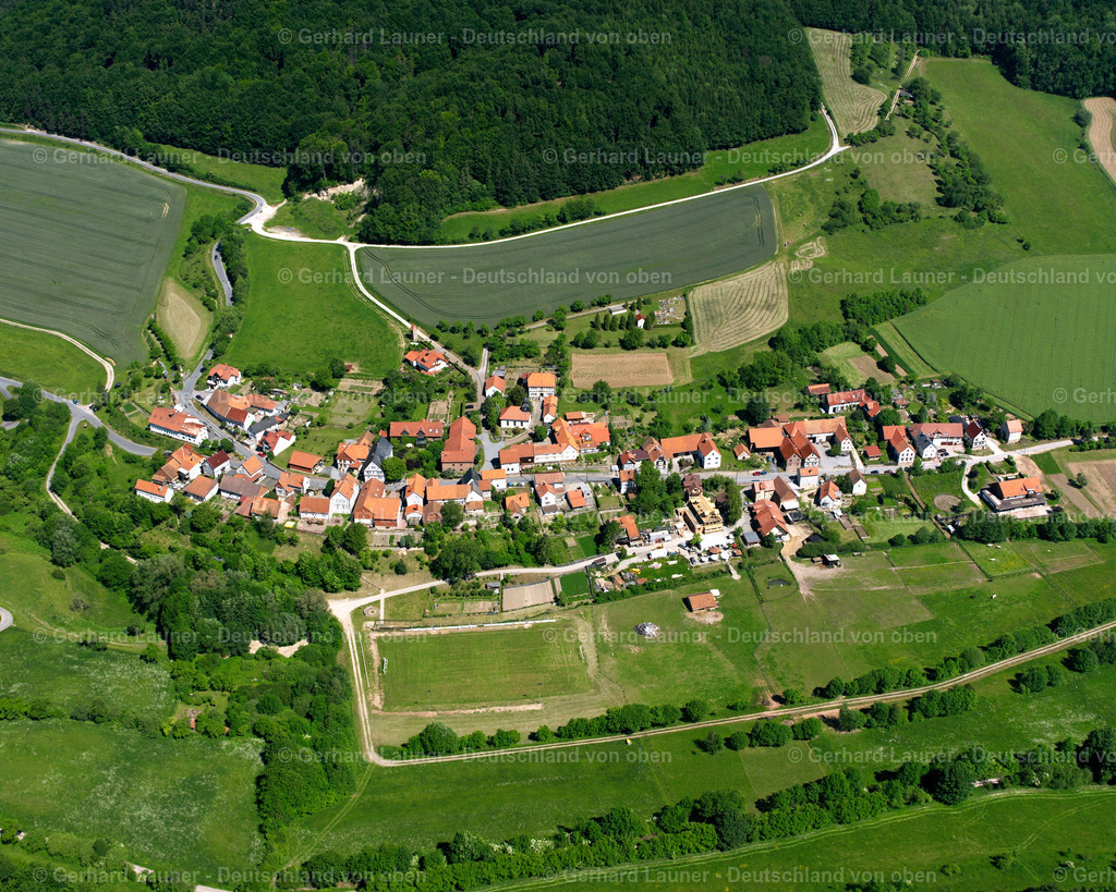 2634099 | ASBACH-SICKENBERG 09.06.2006 Landwirtschaftliche Nutzflächen und Feldgrenzen  umsäumen das Siedlungsgebiet des Dorfes in Asbach-Sickenberg im Bundesland Thüringen, Deutschland // Agricultural land and field boundaries surround the settlement area of the village  in Asbach-Sickenberg in the state Thuringia, Germany Foto: Gerhard Launer