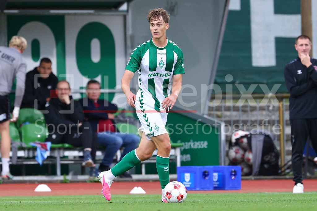 Fussball, Regionalliga Nord, SV Werder Bremen II - SC Weiche Flensburg | Mats Heitmann (SV Werder Bremen II, 3) am Ball, Freisteller, Einzelbild, Ganzkörper, Aktion, Action, Spielszene