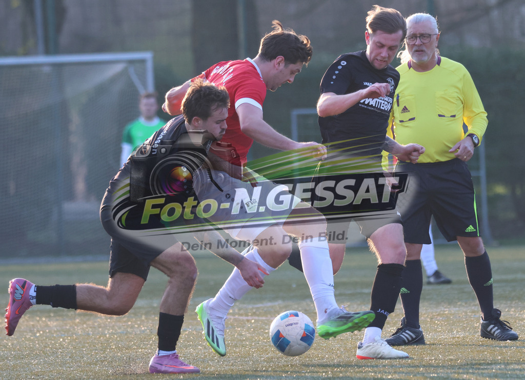 Bünder SV - TV Elverdissen | Auf dem Bild zu sehen: rot Bünder SV: Marvin Henseler ; schwarz TV Elverdissen v.l.: Yann Gomes de Barros Coelho, Lukas Büker ; Schiedsrichter: Gürkan ErsoyBünder SV, TV Elverdissen, Saison 25/26, Kreisliga A, Deutschland - Realisiert mit Pictrs.com