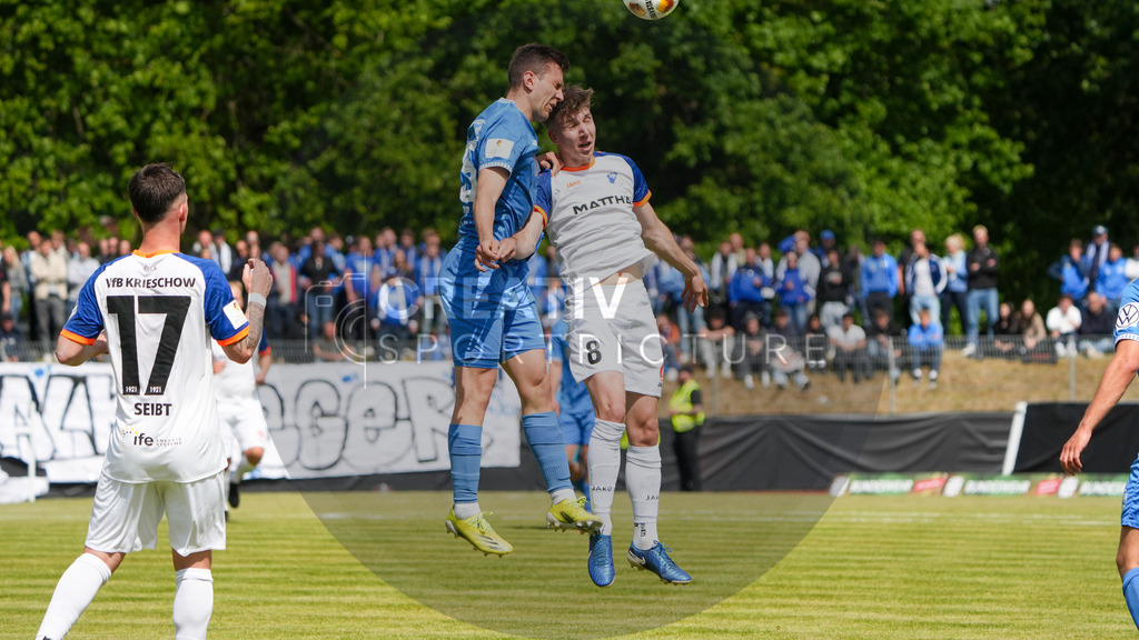 Fußball, Herren, Saison 2024/2025, Finaltag der Amateure 2025, Landespokal Brandenburg, Finale, VfB 1921 Krieschow vs. RSV Eintracht 1949, Samstag 24.05.2025, Volksparkstadion Neuruppin, | Fußball, Herren, Saison 2024/2025, Finaltag der Amateure 2025, Landespokal Brandenburg, Finale, VfB 1921 Krieschow vs. RSV Eintracht 1949, Samstag 24.05.2025, Volksparkstadion Neuruppin, Im Bild: Caio Mazzo Nogueira (l. RSV) und Colin Raak (r. Krieschow) - Realisiert mit Pictrs.com