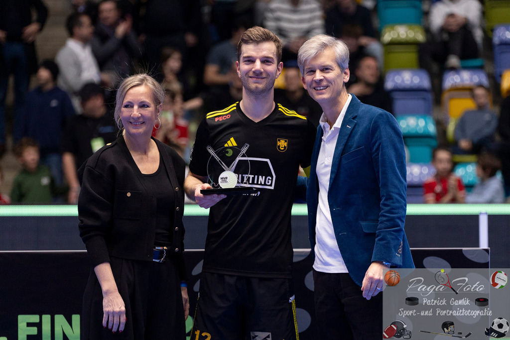 Volvo E.R.B. Final 4 Finale Männer: Harvestehuder THC - Crefelder HTC, 26.01.2025 | Anton Pöhling (Harvestehuder THC #12) wurde zum MVP gewählt, wurde ausgezeichnet, Harvestehuder THC - Crefelder HTC, Frankfurt, Süwag Arena, 26.1.2025 - Realisiert mit Pictrs.com